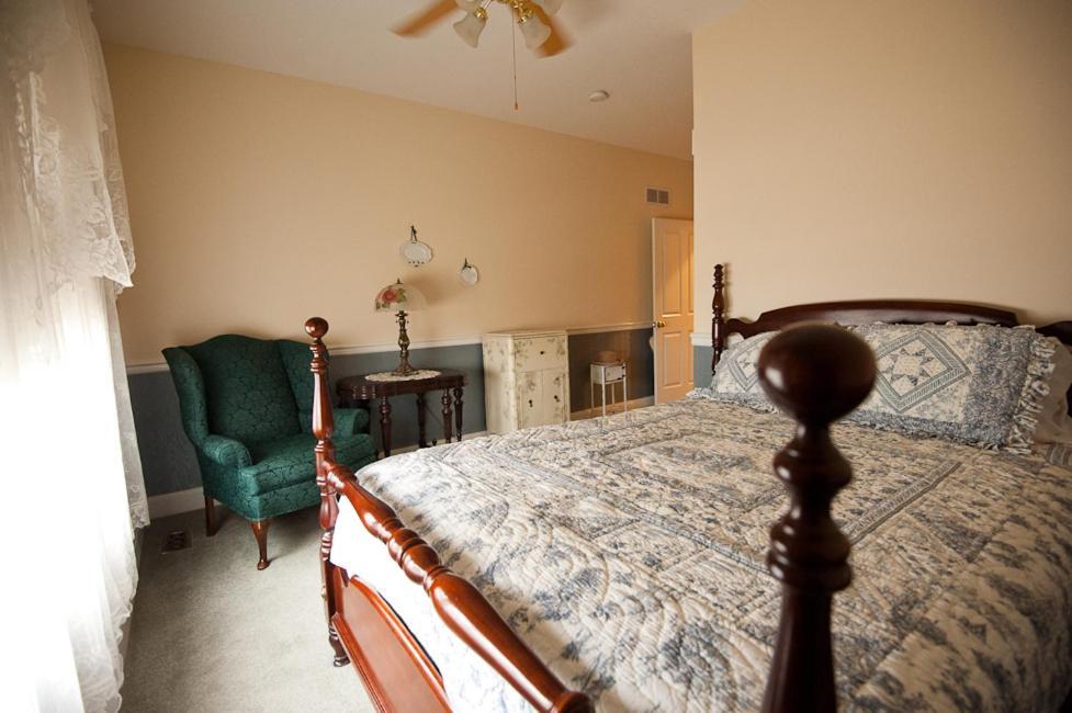 Victorian Veranda Country Inn Lawrence Room photo