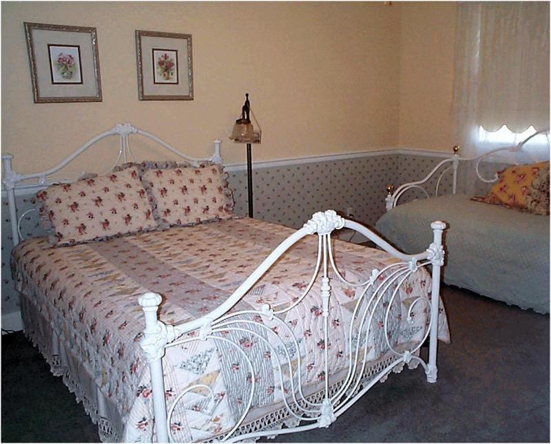 Victorian Veranda Country Inn Lawrence Room photo