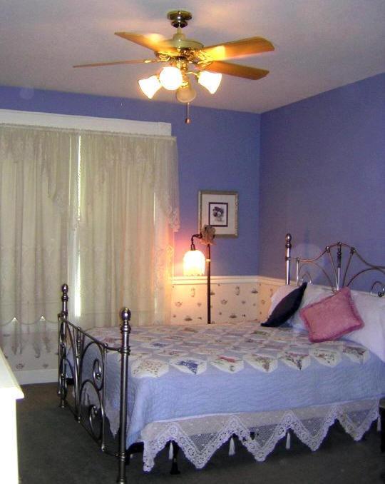 Victorian Veranda Country Inn Lawrence Room photo