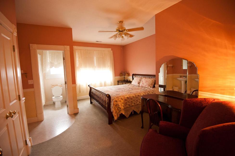 Victorian Veranda Country Inn Lawrence Room photo