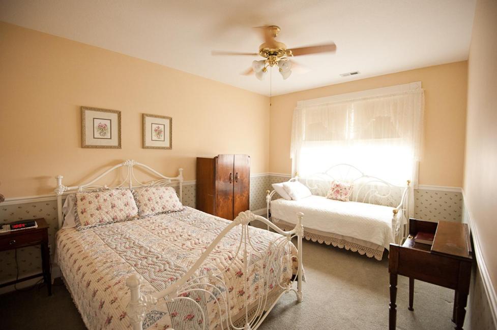 Victorian Veranda Country Inn Lawrence Room photo
